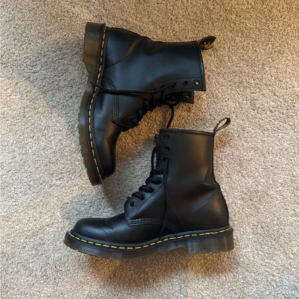 Dr. Martens 1460 WOMEN'S SMOOTH LEATHER LACE UP BOOTS